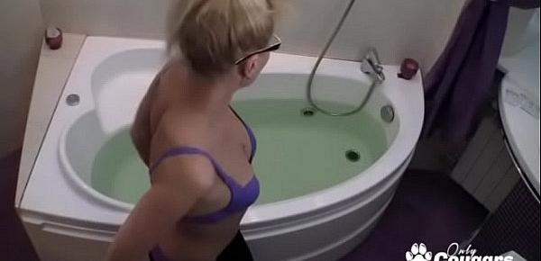 Spying this hot brunette in the bath
