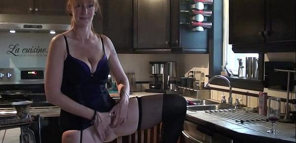 Sexy dancer shows her muff at home