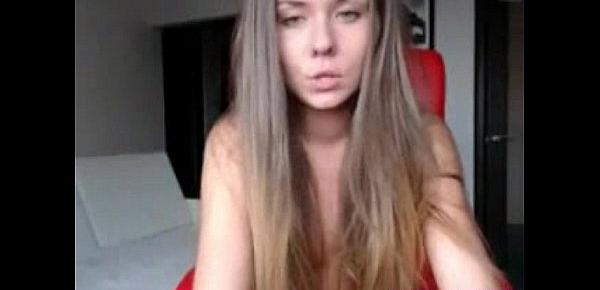 Russian beauty teases her pusshole on the webcam